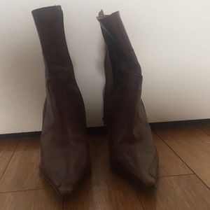 Brown heeled boots with size zipper